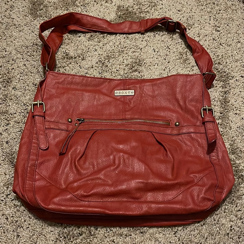 Used but in really good condition Roxy purse
